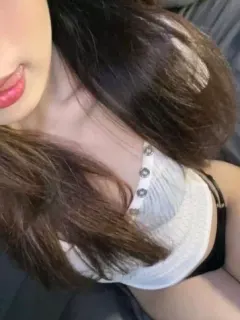 ここ 愛嬌満点美女